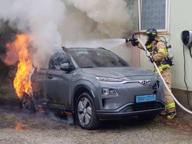 Hyundai Kona in fiamme