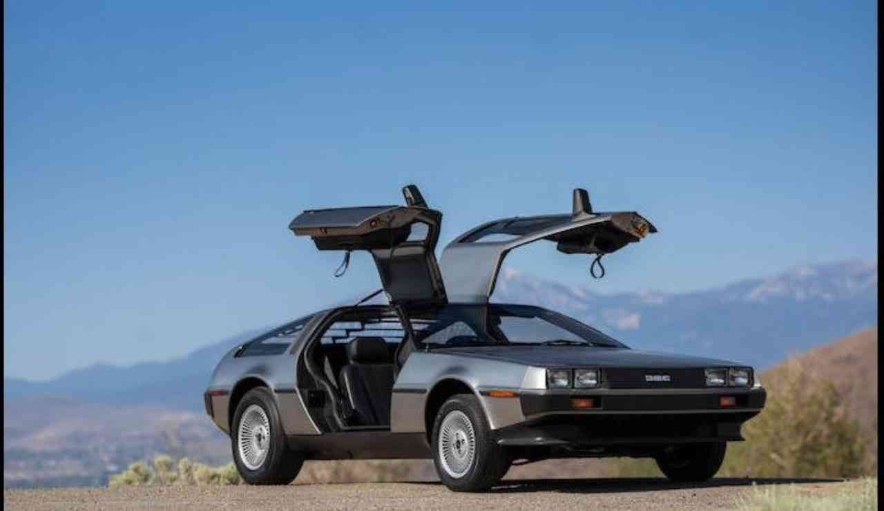 Hot Wheels Personalizzato – Van Ritorno Al Futuro Con Mini DeLorean Interna, Doc Brown