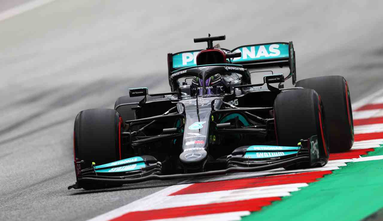 F1, Mercedes scuote il mercato: Hamilton fino al 2023 con l'incognita...