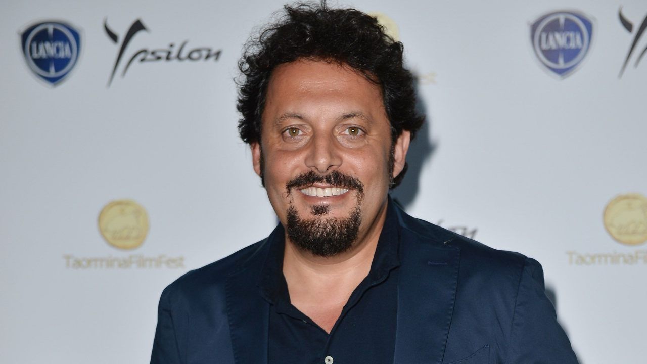 Enrico Brignano prosegue il tour in giro per l’Italia Ecco cosa fa