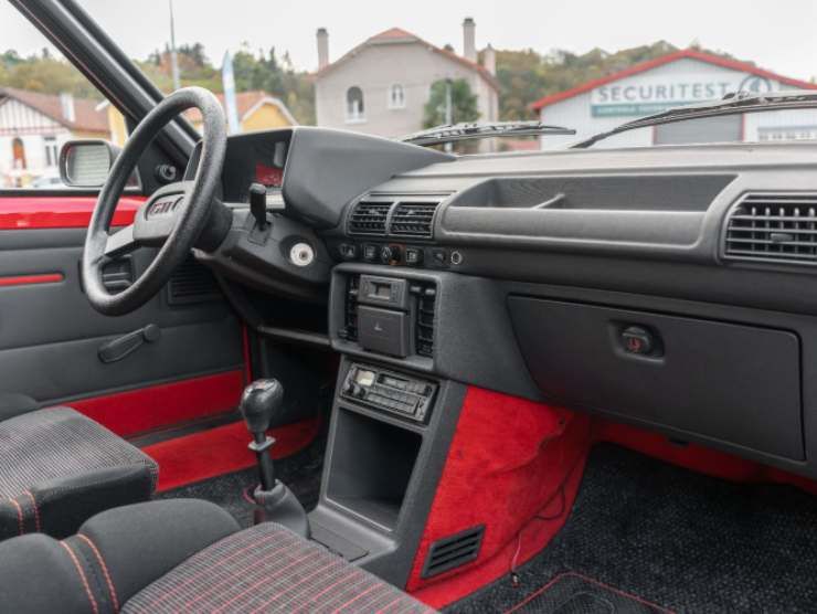 Peugeot 205 GTI (CarJager) interni