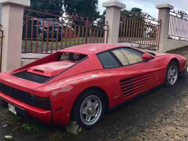 Ferrari Testarossa abbandonata in strada per 17 anni | Lo youtuber se l’aggiudica per due soldi
