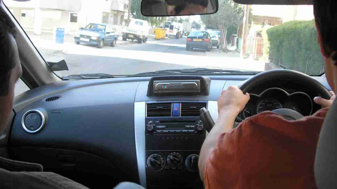 Perché in alcuni paesi si guida tenendo la sinistra? Svelato un mistero che ha origini lontane