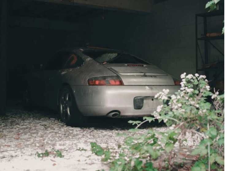 Porsche abbandonata (web source) 2