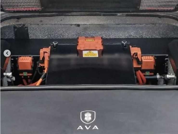 Ferrari con batteria Tesla (Instagram) 4