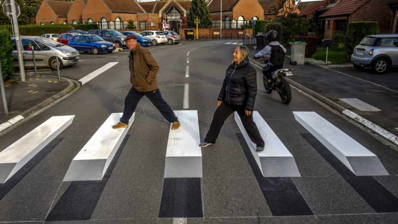 Attraversare la strada non è mai stato così facile le strisce pedonali diventano 3D E' tutto vero Attraversare la strada non è mai stato così facile le strisce pedonali diventano 3D E' tutto vero