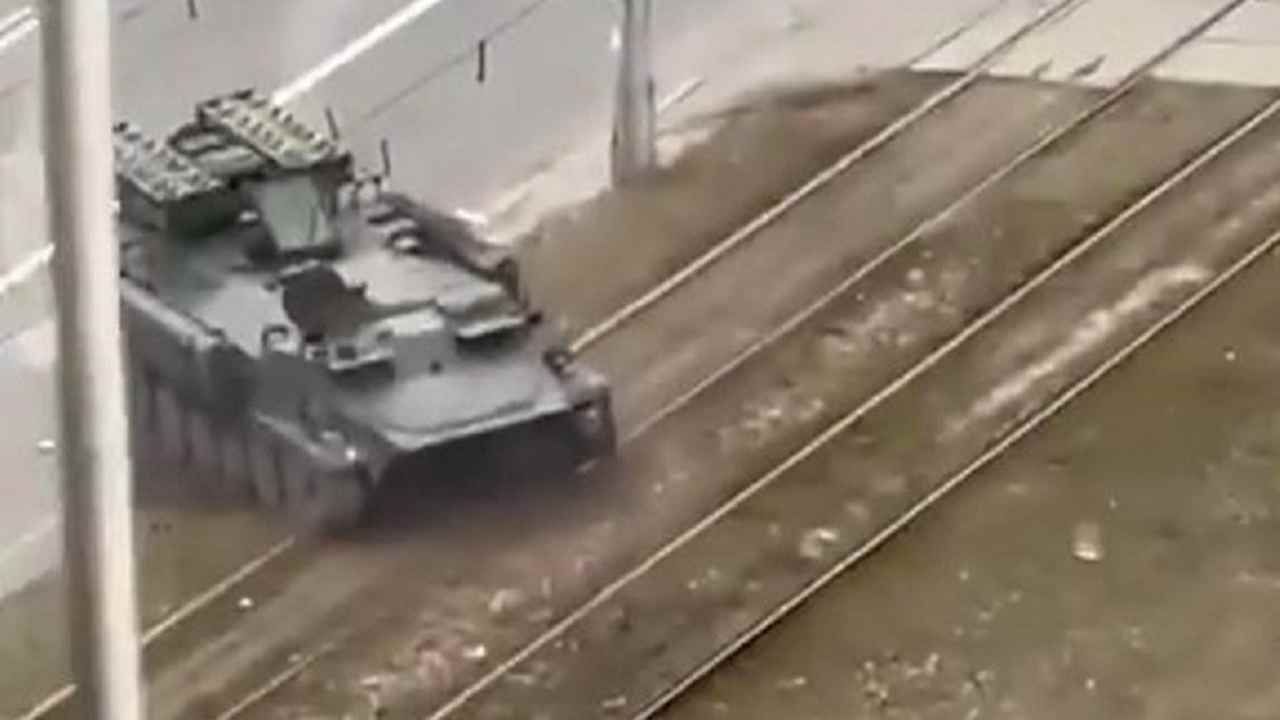 Carro armato russo su auto a Kiev (web source)