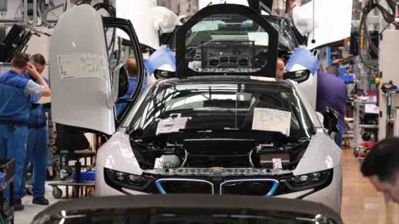 Operai specializzati al lavoro su una BMW i8 (Getty Images)