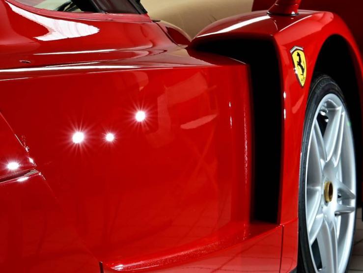 Usa la Ferrari da 3 milioni di euro tutti i giorni come fosse una Fiat Punto | Un record mai visto prima