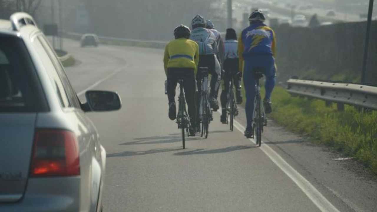 Ciclisti in doppia fila (web source) 30.4.2022 quattromania.it