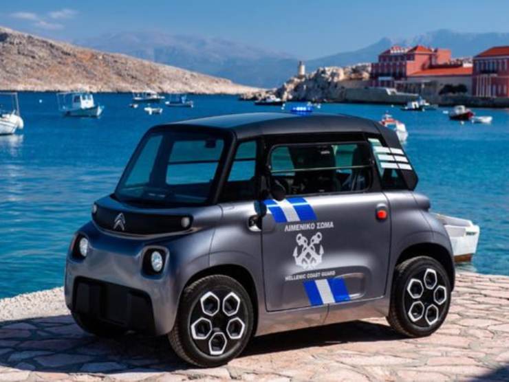 Citroen Ami nuova auto della Polizia in Grecia (Web source) 5 aprile 2022 quattromania.it