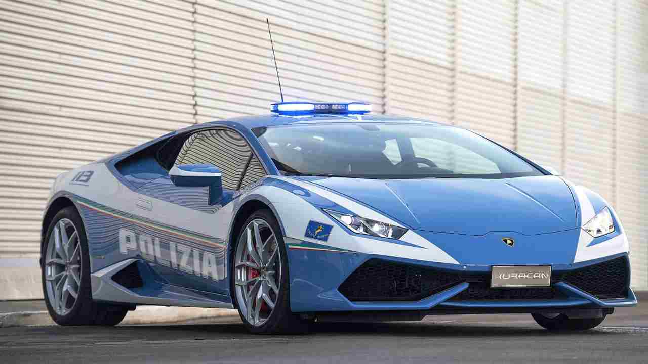 Auto della Polizia (Web source) 5 aprile 2022 quattromania.it