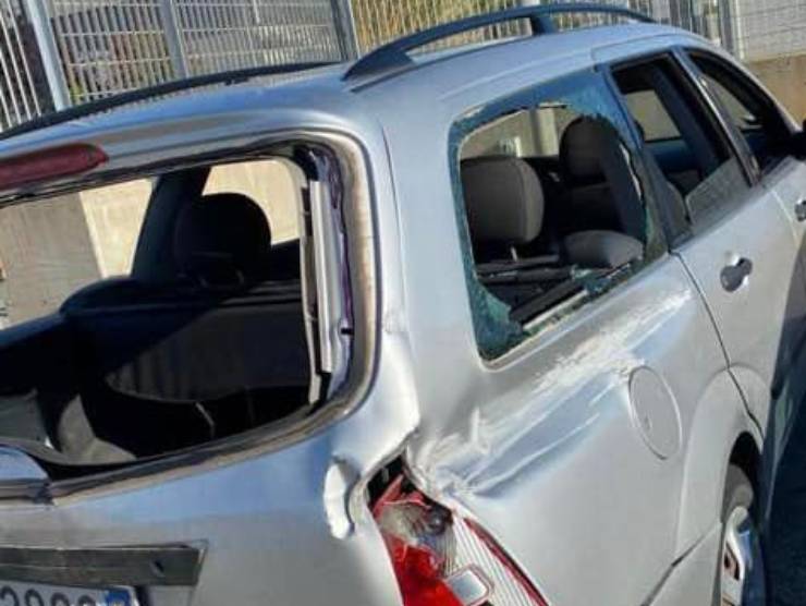 Auto dell'incidente dei genitori di Ilaria Cucchi (Facebook Ilaria Cucchi) 14 maggio 2022 quattromania.it