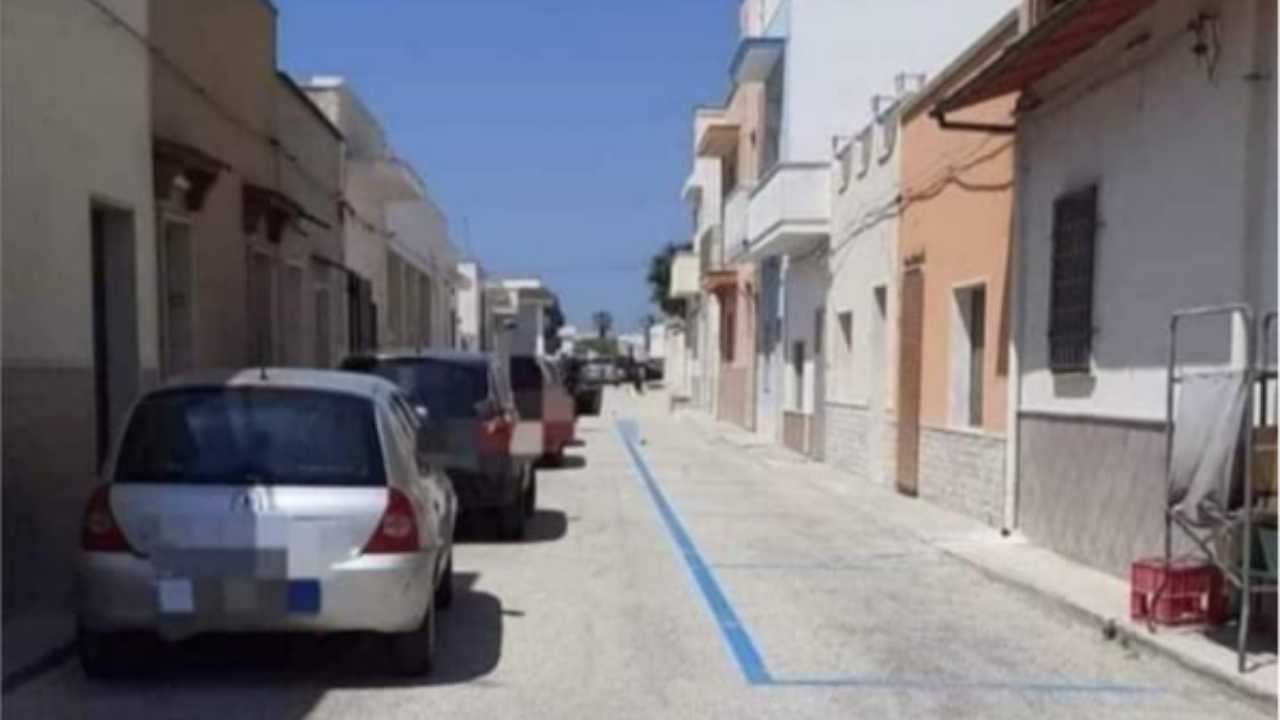 Auto parcheggiate fuori dalle strisce blue