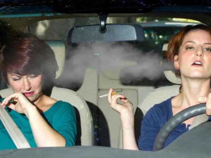 Fumo in auto (Web source) 3 giugno 2022 quattromania.it
