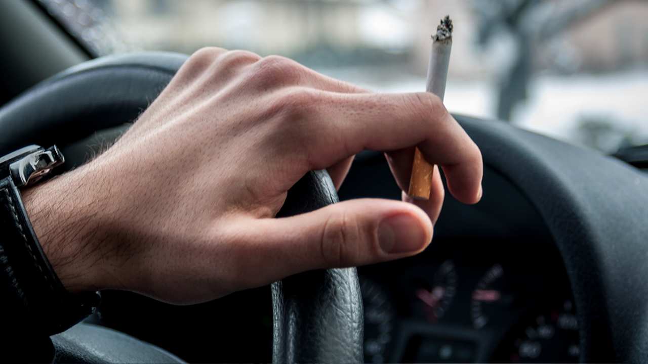 Fumo in auto (Web source) 3 giugno 2022 quattromania.it