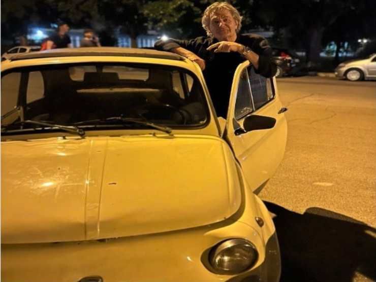 Fausto Leali con la Fiat 500 (Instagram) 24.7.2022 quattromania