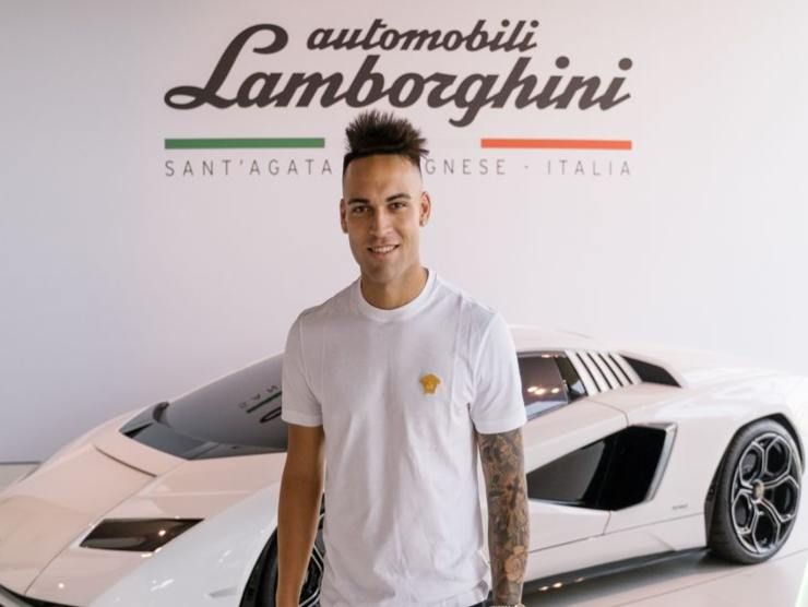 Lautaro Martinez in casa Lamborghini (web source) 8.7.2022 quattromania