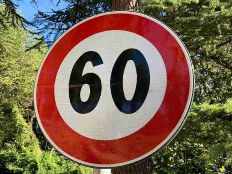 Limite di velocità 60 chilometri orari (web source) 15.7.2022 quattromania