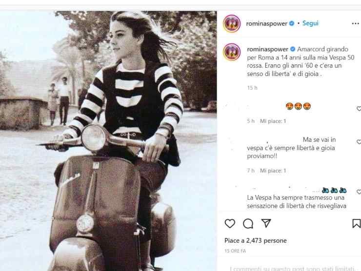 Romina Power in sella alla Vespa (Instagram) 31.7.2022 quattromania buona