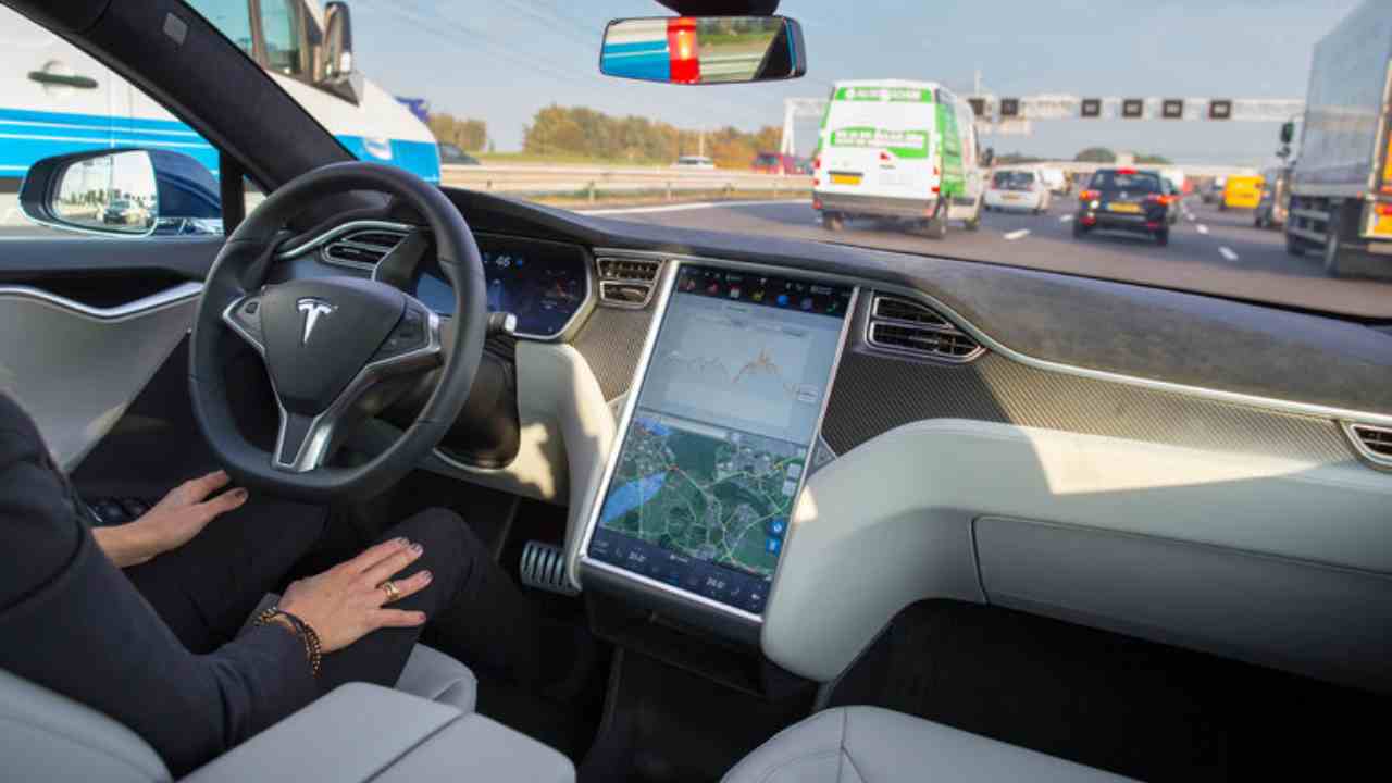 Tesla a guida autonoma in strada