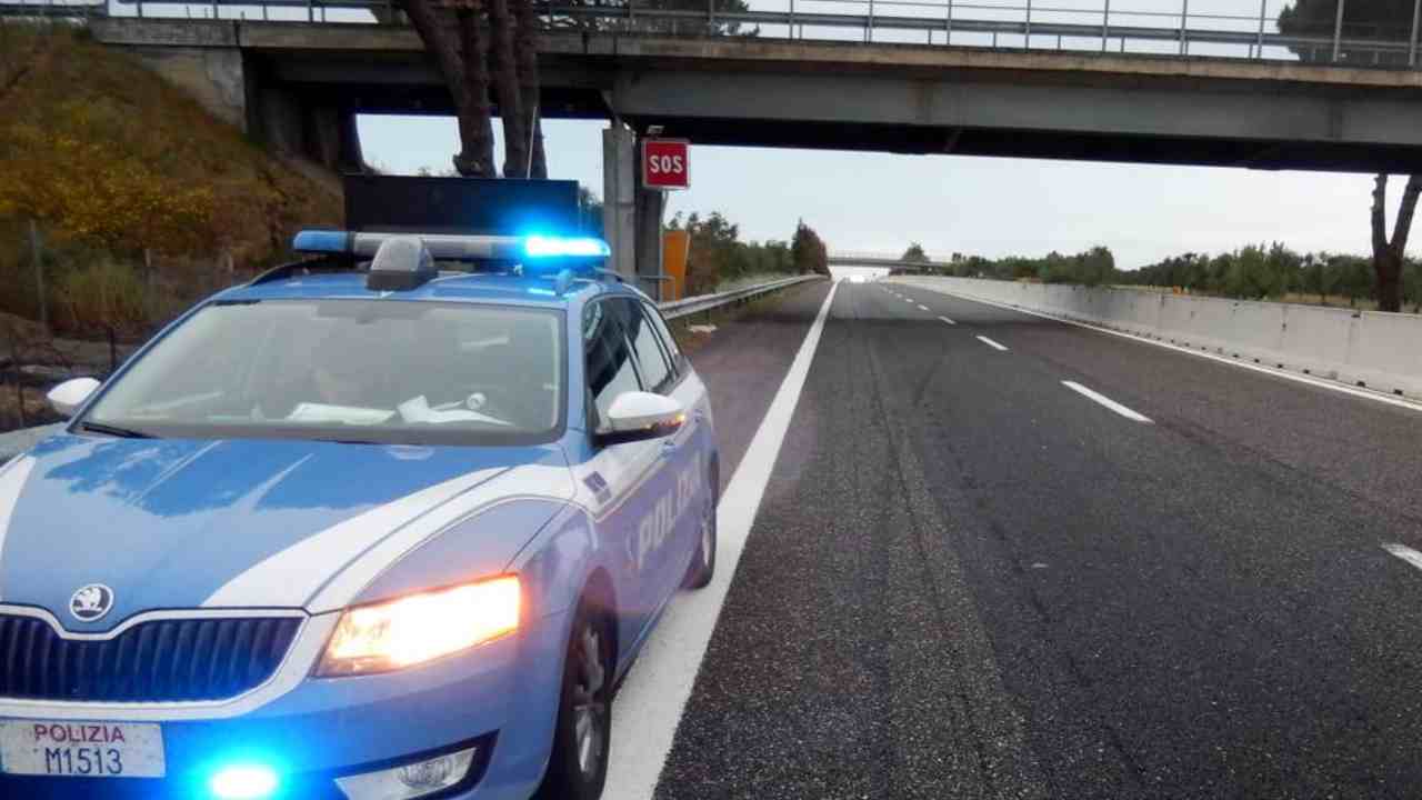 Polizia ferma in autostrada