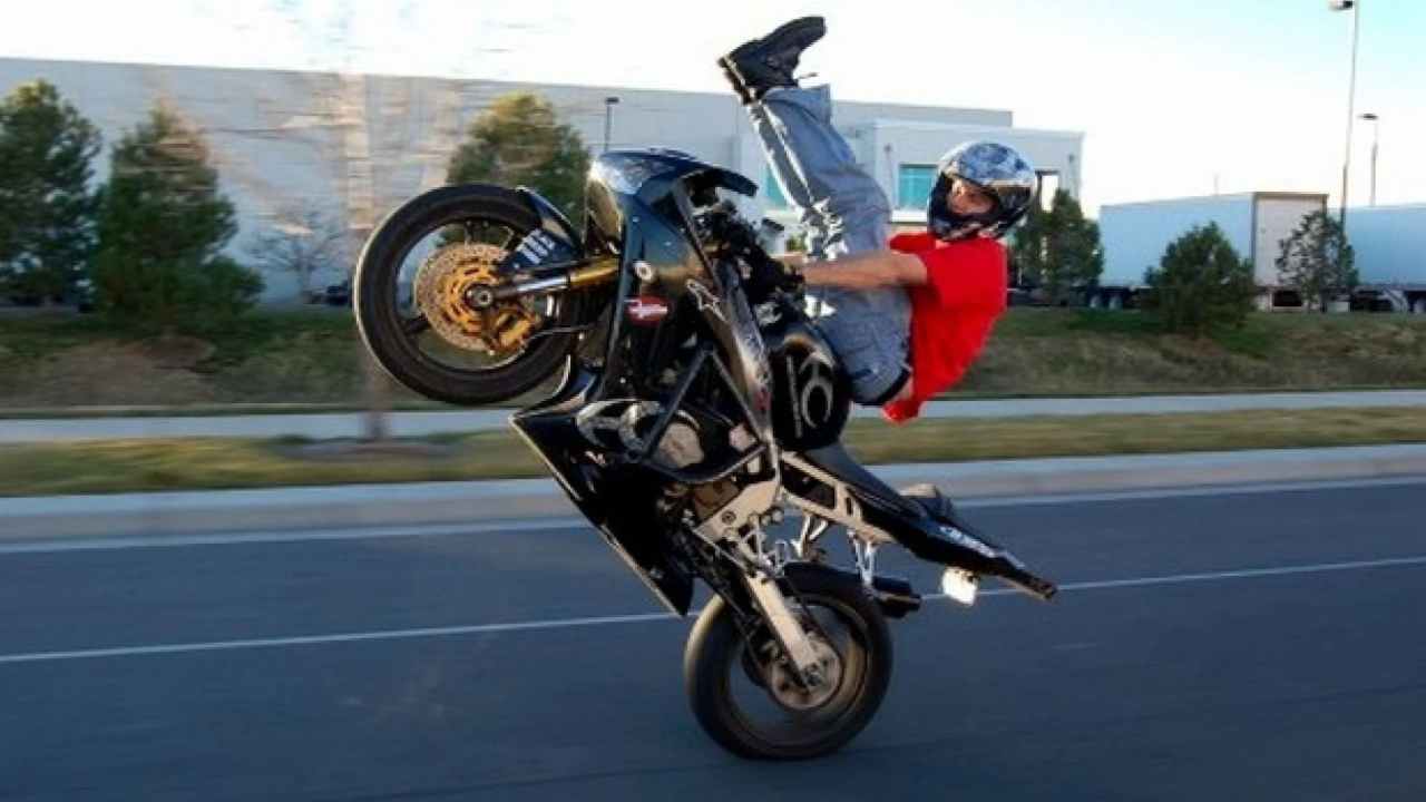 Ragazzo impenna pericolosamente con la moto