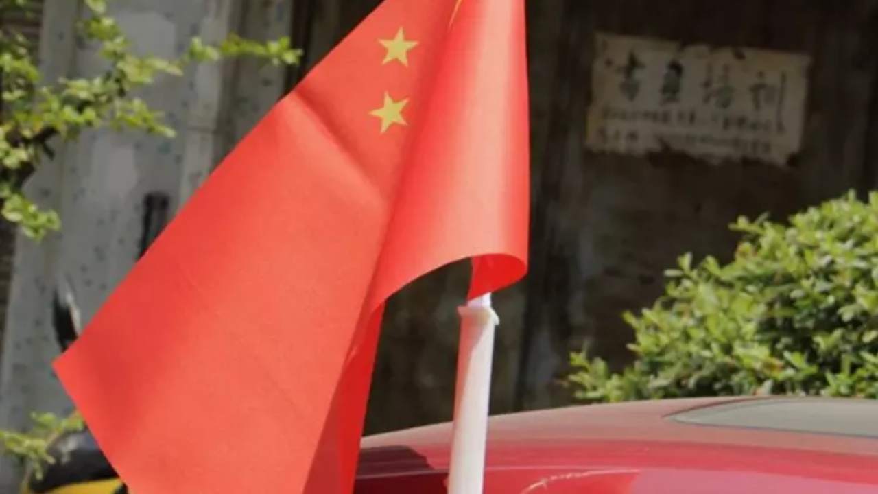 Bandiera cinese su un'auto