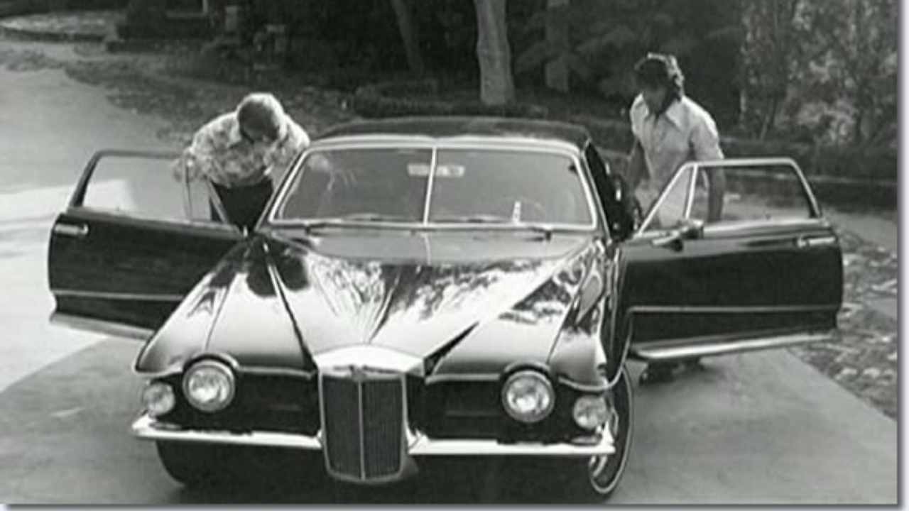 Elvis con la sua macchina