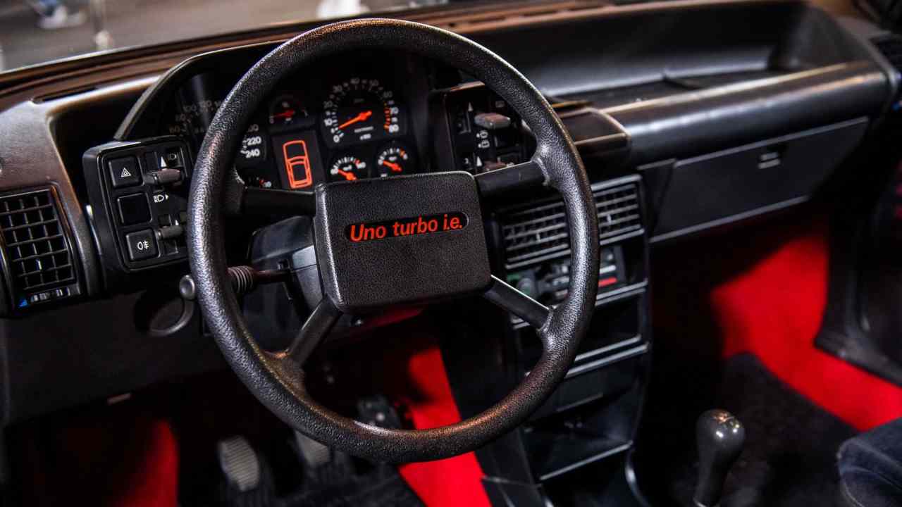Gli interni di una Fiat Uno Turbo