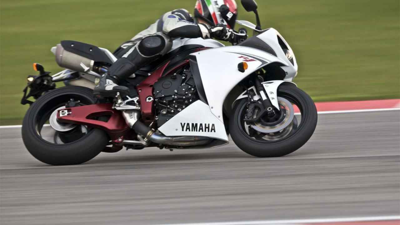 Yamaha R1 pilotata in pista