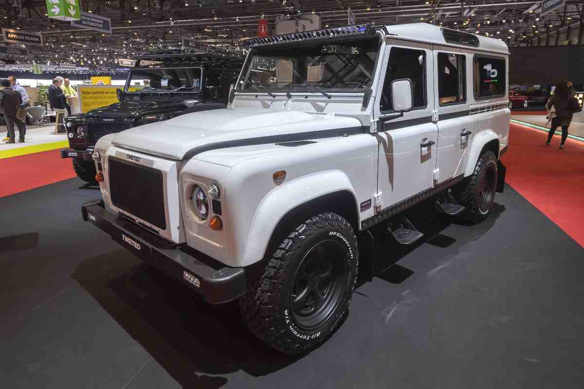 Con la nuova Land Rover si può andare in guerra sembra un carro armato 