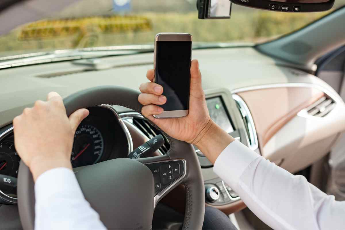 Smartphone alla guida multe nuovo codice della strada