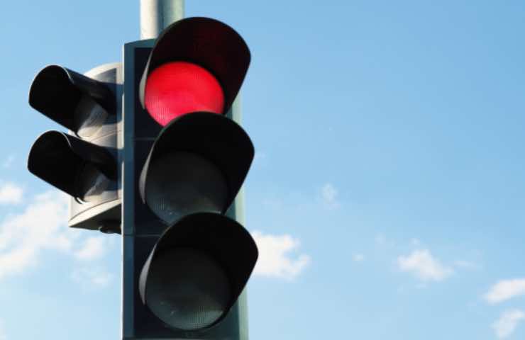 Infrazione, una donna passa col semaforo rosso