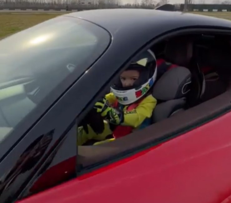 Un bambino guida una Ferrari
