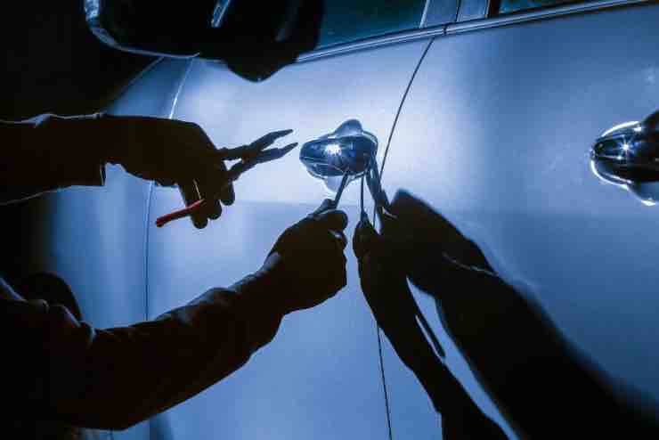 Furto consiglio dello sfasciacarrozze