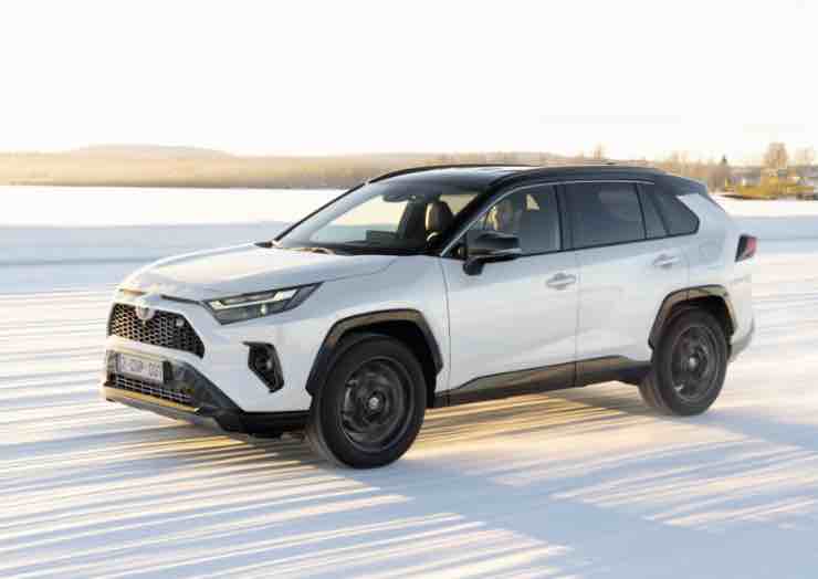 Toyota RAV4 motore a benzina con ogni trasmissione