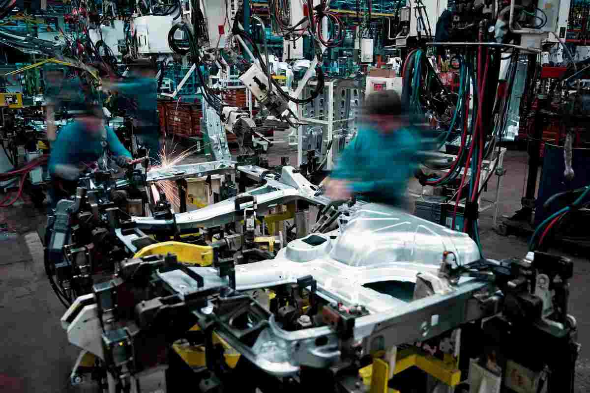 Mercato auto in crisi profonda: il colosso corre ai ripari e vende il suo stabilimento, cambierà destinazione