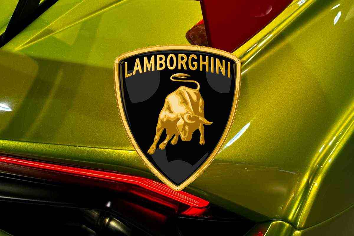 Lamborghini finisce nel fango